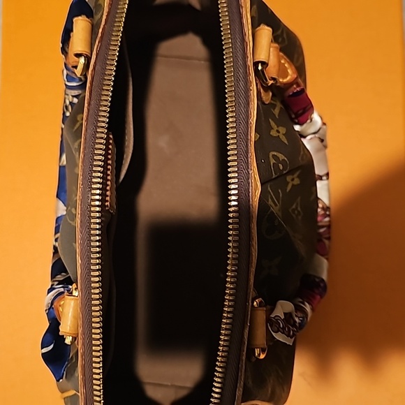 Authentic Louis Vuitton Tivoli PM Bag - Picture 5 of 16